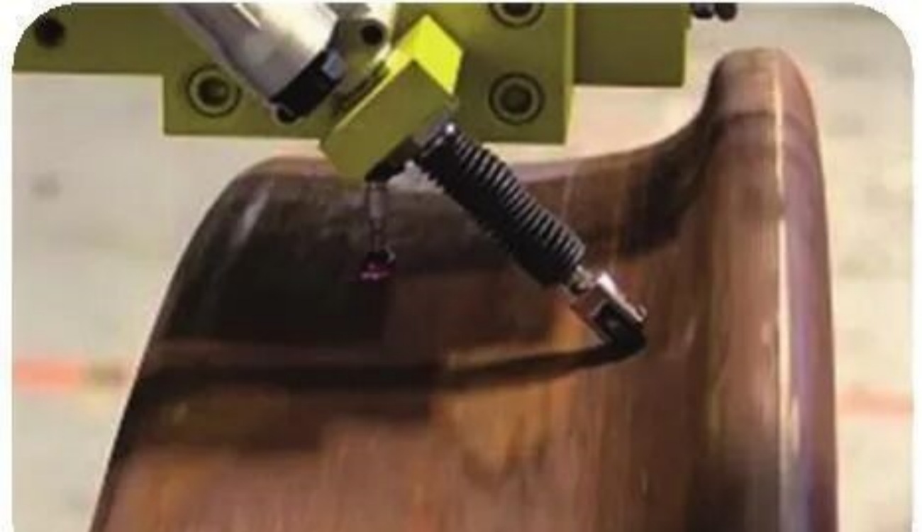 Het loopvlak van het treinwiel heeft een conisch profiel.